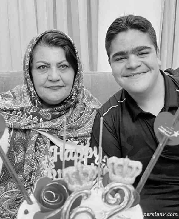 ابوالفضل رجبی کنار مادر بزرگش مادربزرگ بازیگر جوان