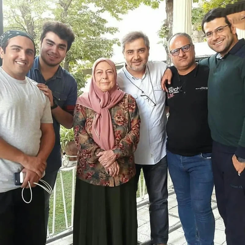 خبر روز | عکس یادگاری جواد، مسعود، بی بی در پشت صحنه سریال بچه مهندس bazigar gram 1591037297 2322111613693791913 9906162094 1