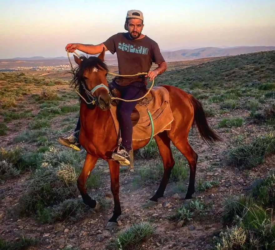 سفر در زمان| حامد سریال آوای باران در حال اسب سواری؛ سال 99 behnamdavari 1589472366 2308984019737582541 1149608341