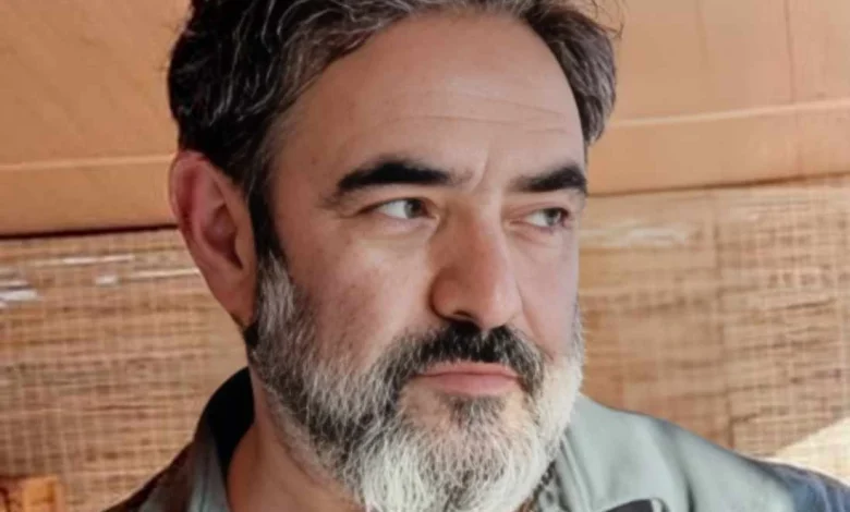 تاریخ وبگردی | عکس عاشقانه از حسن معجونی در کنار همسرش در مقابل دوربین عکاسان