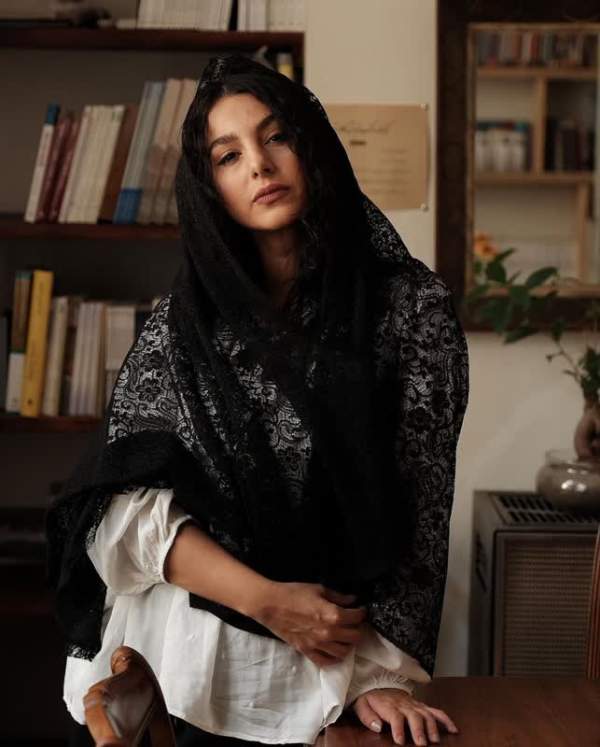 تصویر روز | رونمایی جوانه دلشاد از کتابخانه شخصیاش بازیگر جوانه دلشاد
