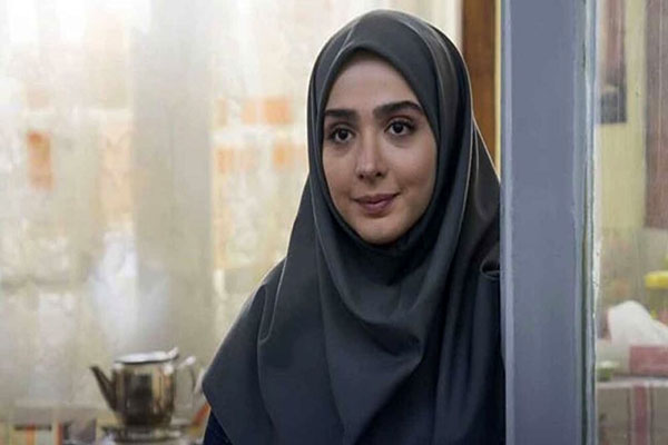 رونمایی از چهره جدید المیرا دهقانی در صحنه تئاتر که سیگار کشیدن خانم بازیگر سوژه شد