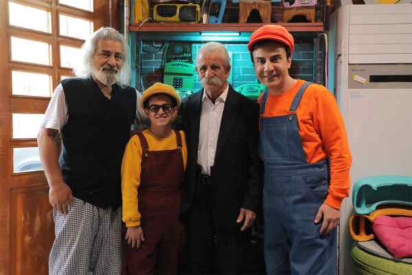 عمو پورنگ با لباس زنانه