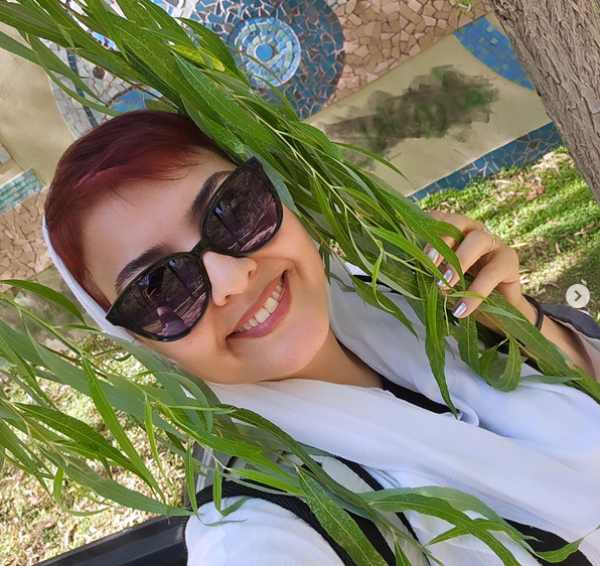 تصویر روز | درخشش آناهیتا همتی در میان بید مجنون عکس آناهیتا همتی