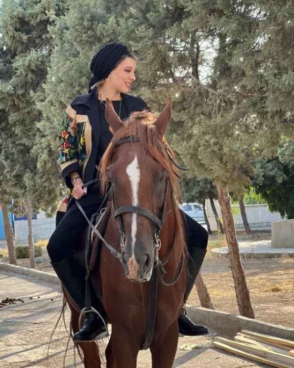 تصویر روز | تیپ سوارکاری صدف اسپهبدی با استایل جذاب و دخترانه عکس صدف اسپهبدی بازیگر
