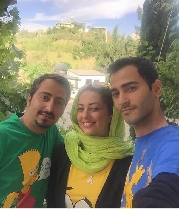 تصویر روز | نفیسه روشن بازیگر با مادر و برادرانش عکس نفیسه روشن و برادرانش