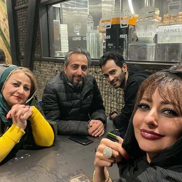 تصویر روز | نفیسه روشن بازیگر با مادر و برادرانش عکس نفیسه روشن و برادرانش