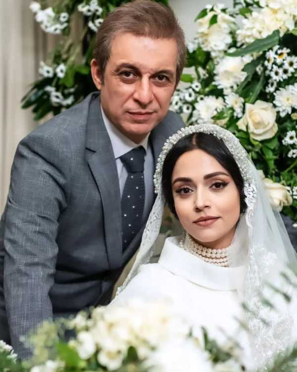 تصویر روز | رونمایی از لباس عروس و گردنبند مروارید سوگل خلیق لباس عروس سوگل خلیق