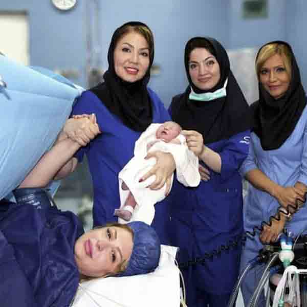 تصویر روز | لنا دختر نیوشا ضیغمی با عینک طبی جدیدش لحظه به دنیا آمدن دختر نیوشا ضیغمی