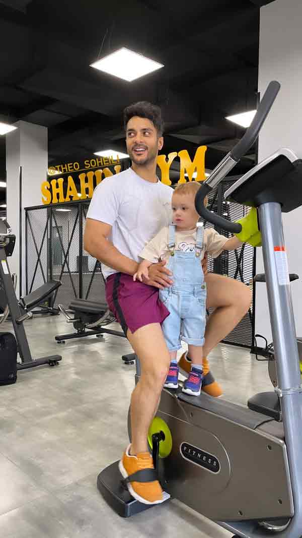 پسر گلوریا هاردی و پدر هنرمندش در باشگاه