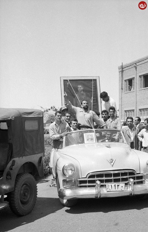 سفر در زمان | شعبان بی مخ در حال چرخاندن عکس شاه در تهران؛ 28 مرداد 1332 + عکس gettyimages 515411576 2048x2048 2