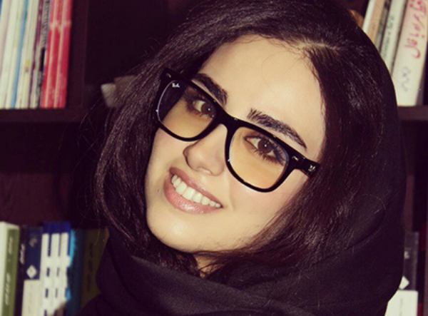 عکس جذاب و دیدنی از هانیه غلامی با استایل هندی در خانه ای زیبا