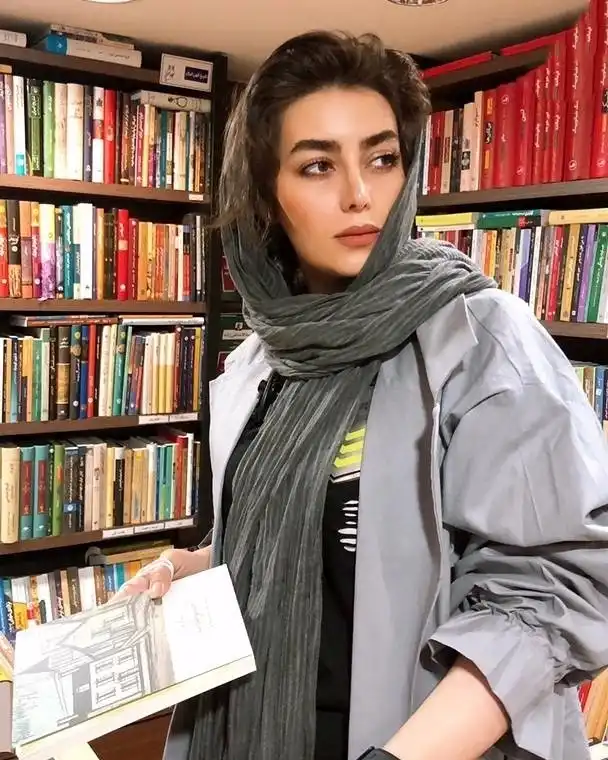خبر روز | عکس جدید هدیه بازوند بازیگر نقش روژان زن مهیار در سریال نون خ را در یک کتابفروشی hediyeh bazvand 1626622936 2620625591767167583 8263622650 1