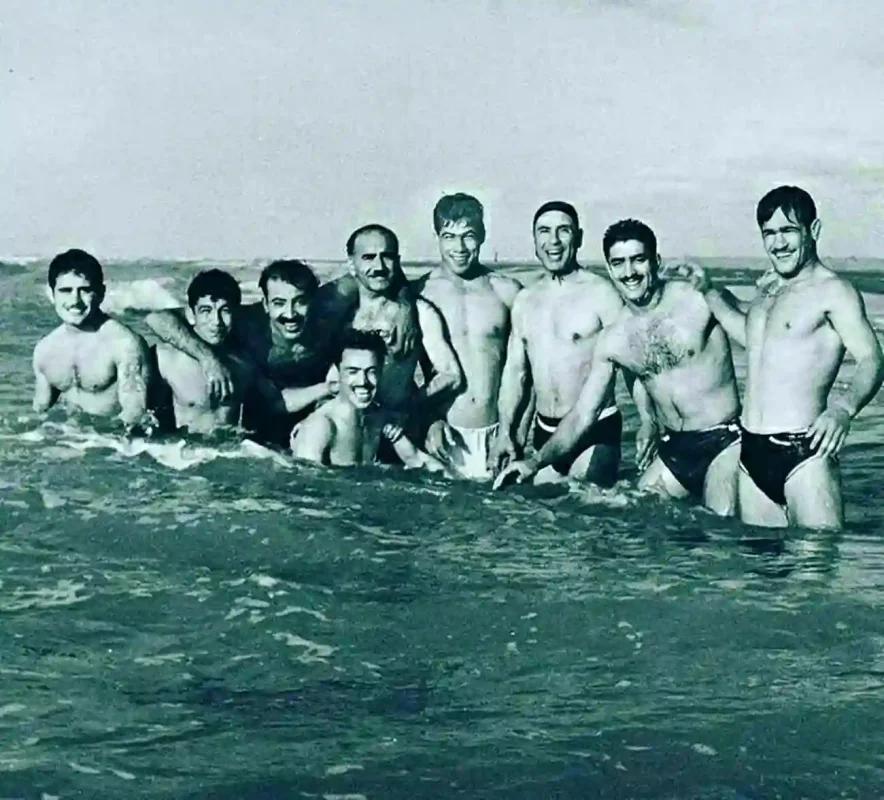 سفر به گذشته | عکس فردین و تختی در حال شنا کردن در دریا دهه 30 historical.studies 1726523717 3458654080265652301 2202775151 11zon 1