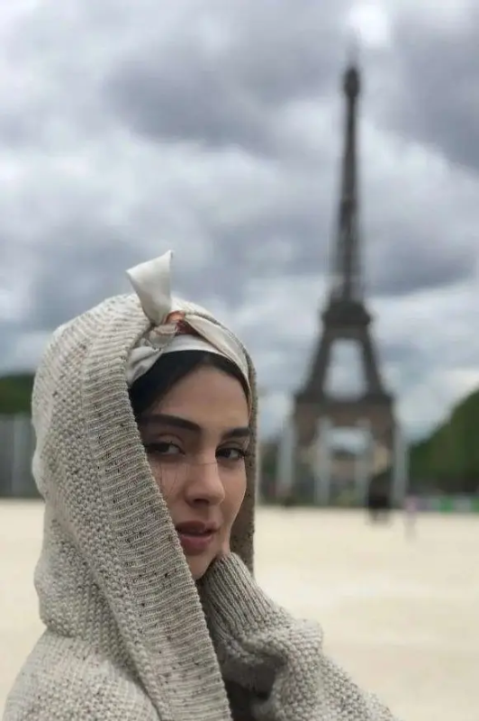 لاله مرزبان کنار برج ایفل در پاریس؛ این همان آفرین سریال آنام است؟! image 140