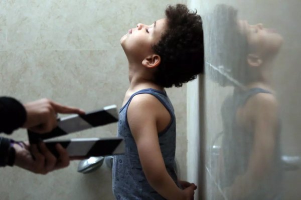 تصویر روز | هانیه توسلی به همراه مادر، خواهر و برادرش در دشت شقایق فیلم بی صدا حلزون