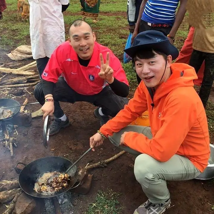 خبر روز | عکس سفر تسو سریال جومونگ در حال آشپزی در آفریقا kim seung soo71 1462872425 1246986744894329617 22055757711 1