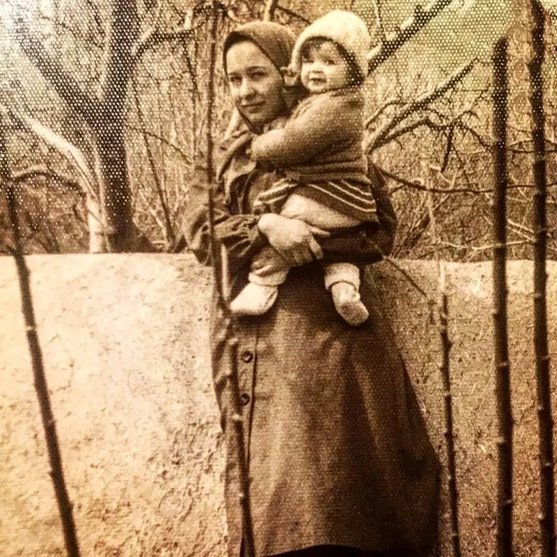 خبر روز | عکس کودکی «مهراوه شریفینیا» در آغوش مادرش دهه 60 mehraveee 1587142446 2289439238331442964 342813715 1