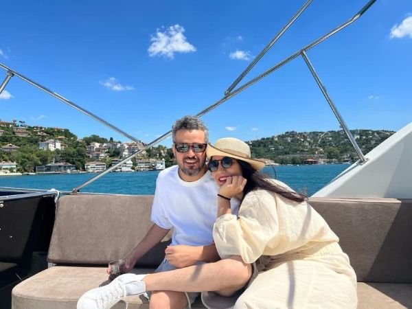 تصویر روز | مجتبی پیرزاده بازیگر پوست شیر در کنار همسر و دخترش مجتبی پیرزاده بازیگر