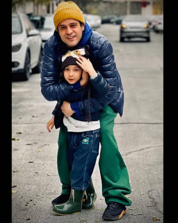 تصویر روز | مجتبی پیرزاده بازیگر پوست شیر در کنار همسر و دخترش مجتبی پیرزاده بازیگر