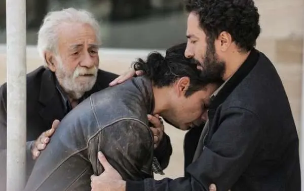 خبر روز | دیدار نوید محمدزاده و پیمان معادی در پشت صحنه نمایش «سی صد» در آمریکا 3 navid mohammadzadeh peyman maadi 1