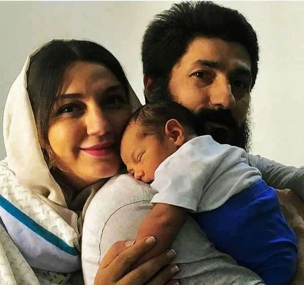 تصویر روز | عکس دیدنی و جدید حدیث میرامینی با همسرش و پسر نازش new photo of hadith miramini with his wife 4 1
