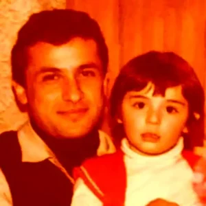 تصویر روز | عکس یادگاری چهره «نیوشا ضیغمی» در کودکی و در آغوش پدرش newshazeighami 1677145808 3044442159088496855 544754811 768x768 1