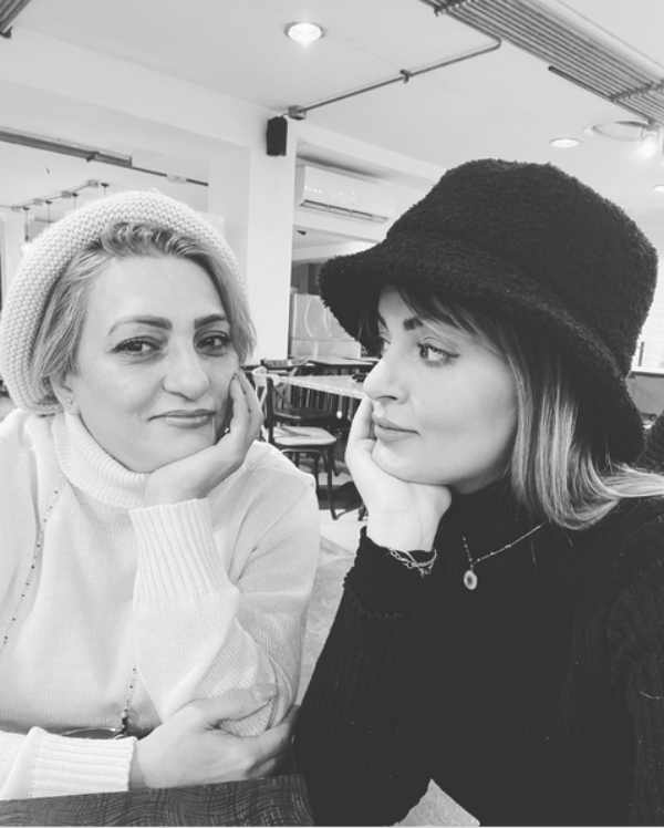 تصویر روز | کافه گردی نیلوفر پارسا و مادرش نیلوفر پارسا و مادرش