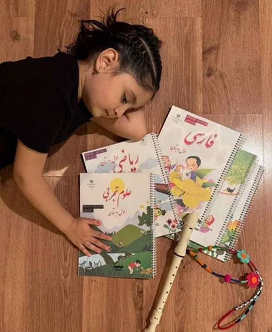 تصویر روز | نگار جواهریان با انتشار عکس دخترش نور و کتابهایش noor javan