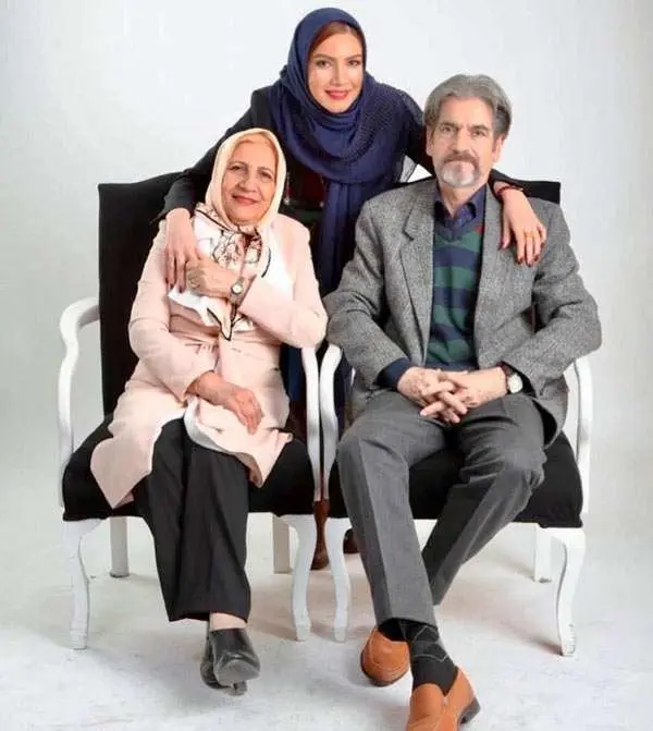 تصویر روز | متین ستوده در کنار پدر کارمند بازنشسته صدا و سیما و مادر معلم شیکپوش pedar va madar matin sotude 2