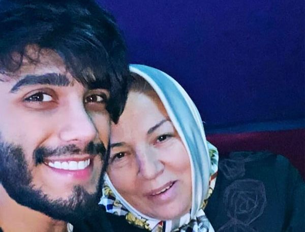 تصویر روز | عکس جدید آرتام پسر مهراد جم در خانه اش خواننده معروف و مادرش