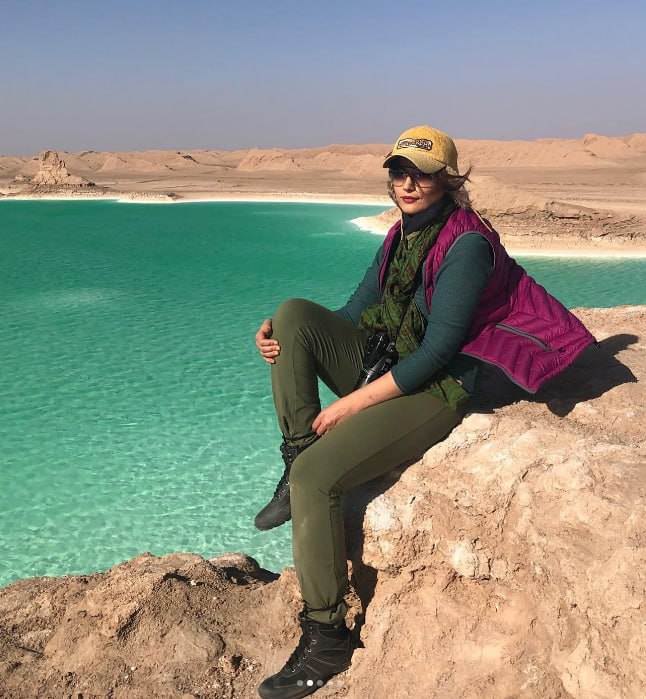 تاریخ وبگردی | ژست کالیفرنیایی لادن مستوفی در کنار یک ساحل بکر