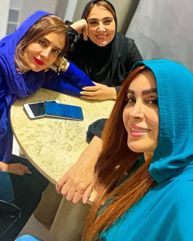 خبر روز | قاب بروز خانم بازیگر مشهور تلویزیونی در کنار دوستانش photo 2024 10 16 13 08 23 1