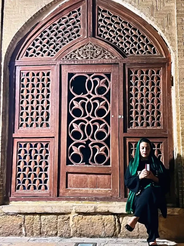 خبر روز | عکس جدید شبنم مقدمی در حال گرفتن فال در آرامگاه حافظ photo 2025 09 23 13 08 27 1