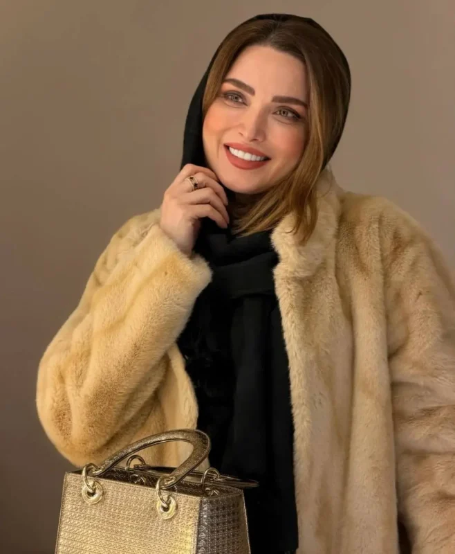 استایل پاییزی و شیک بهنوش طباطبایی در کنسرت علیرضا عصار photo 2025 12 12 17 51 33