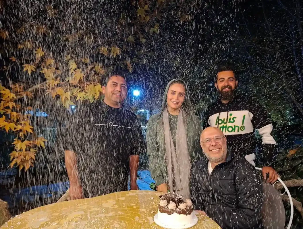 تولد محمد بحرانی در زیر برف کنار الناز شاکردوست در پشت صحنه عروس چشمه photo 2025 12 12 18 52 10