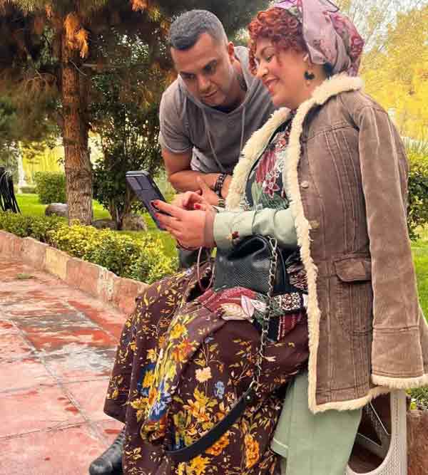 تیپ اجق وجق گیتی قاسمی در پشت صحنه روزهای آخر نیسان آبی