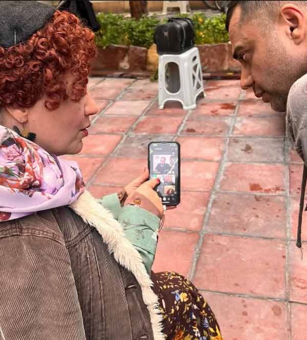 تصویر روز | تیپ اجق وجق گیتی قاسمی در پشت صحنه نیسان آبی گیتی قاسمی در پشت صحنه نیسان آبی