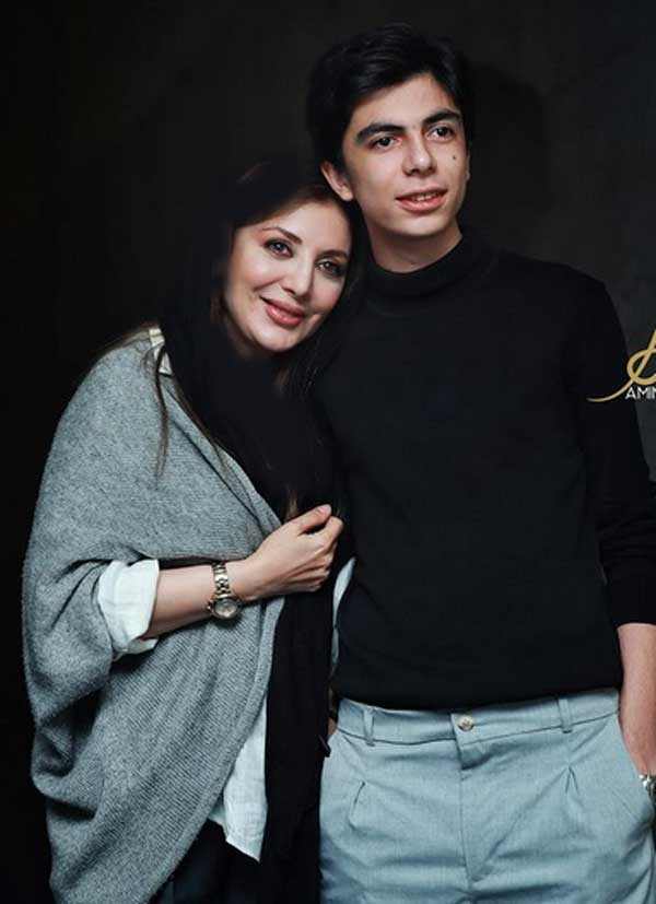 رویا میرعلمی و پسرش رویا میرعلمی و فرزندش