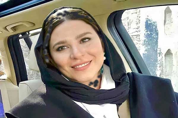 سحر دولتشاهی مژگان افعی تهران در کافه ای در خارج از کشور