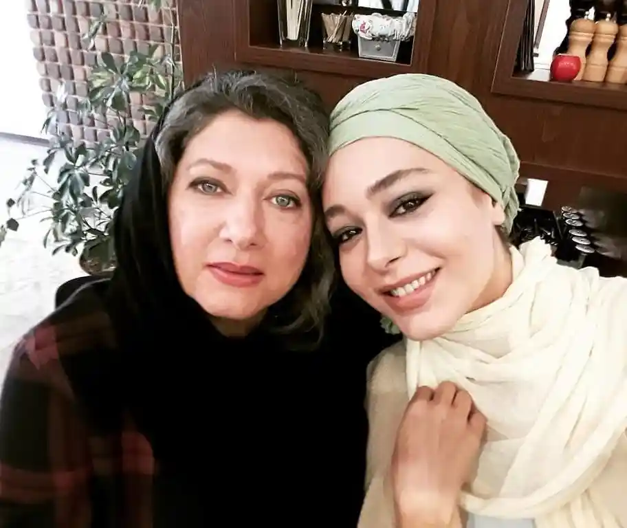 تصویر روز | فریبا متخصص «سیمین ملک» سریال طوبی sania salarii 1534215406 1845455044829536404 5985296473