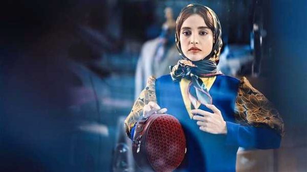 تصویر روز | الهه حصاری با گل های زیبا در طبیعت سلفی الهه حصاری