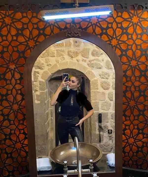 تصویر روز | سلفی زیبای هانده ارچل در حمام سنتی سلفی هانده ارچل
