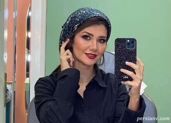 سلفی جذاب نیلوفر استخری از سپیده بزمی پور در حیاط خانه شان
