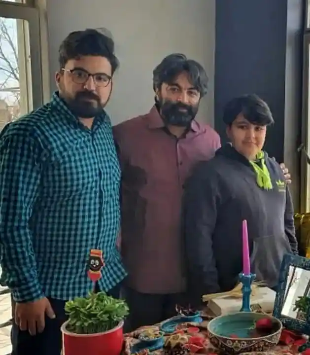 تصویر روز | «کبیر جوان» سریال آنام در کنار دو پسرش؛ سال ۹۹ sh.khazraei 1616338771 2534355763065820790 5045935599 2