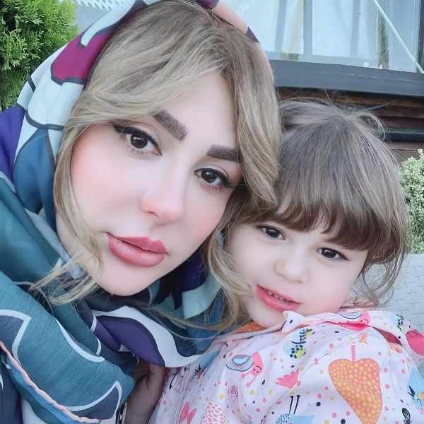 شباهت نیوشا ضیغمی و دخترش