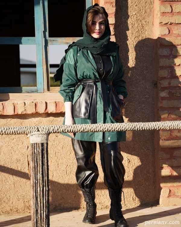 تصویر روز | آوا دارویت با ست لباس چرم در یک خانه قدیمی تیپ جدید آوا دارویت