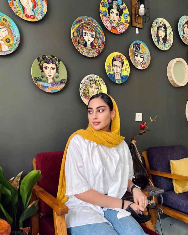 تصویر روز | تیپ اسپورت شیک سانیا سالاری بازیگر گیسو در کافه اصول مهم در کافی شاپ