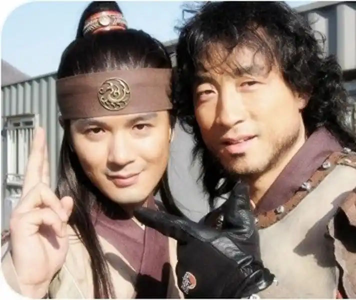 خبر روز | عکس یادگاری «موگول و ماکاک» در پشتصحنه سریال جومونگ zzangsam22 1