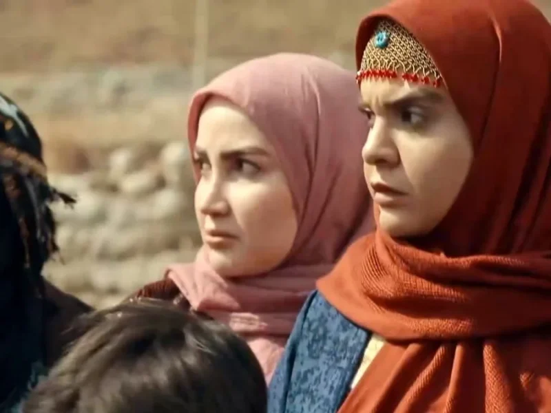 عکس «ماه کاووس» سریال نون خ در کنار فرامرز قریبیان